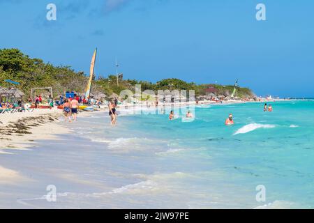 VARADERO,CUBA - MAGGIO 3,2022 : turisti che si godono la spiaggia di Varadero a Cuba Foto Stock