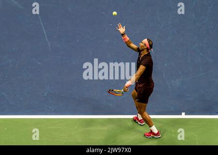 Rafael Nadal (ESP) gareggiando nel primo turno di al 2022 US Open Tennis. Foto Stock