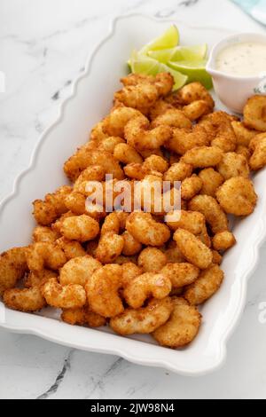 Gamberetti di cocco popcorn, antipasto idea con una salsa di immersione Foto Stock