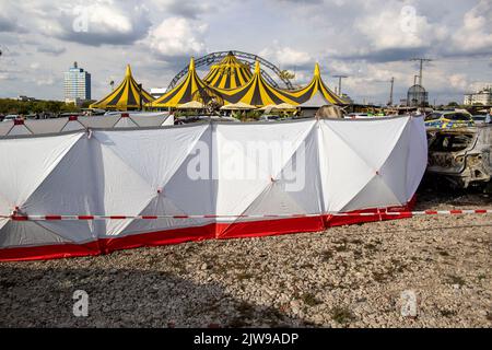 Duisburg, Germania. 04th Set, 2022. Il luogo dell'incidente in cui un piccolo aereo si è schiantato nel parcheggio del circo di FlicFlac è protetto da pareti di protezione visiva. Due persone sono state uccise quando il piccolo aereo si è schiantato vicino all'autostrada A59 vicino a Duisburg. Credit: Christoph Reichwein/dpa/Alamy Live News Foto Stock