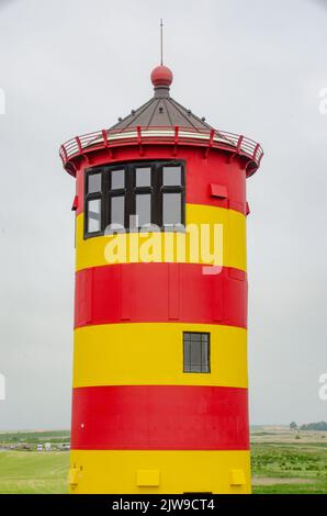 Krummhörn giugno 2021: Il faro di Pilsum è un faro sulla diga del Mare del Nord non lontano dalla città di Pilsum, che appartiene al comune di Foto Stock