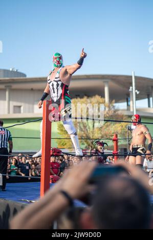 Mostra messicana di Wrestling durante il Festival di Musica vive Latino 2022 a Saragozza, Spagna Foto Stock