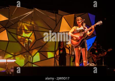 L'artista spagnolo Amaral si esibisce dal vivo al Festival di Musica vive Latino 2022 di Saragozza, Spagna Foto Stock