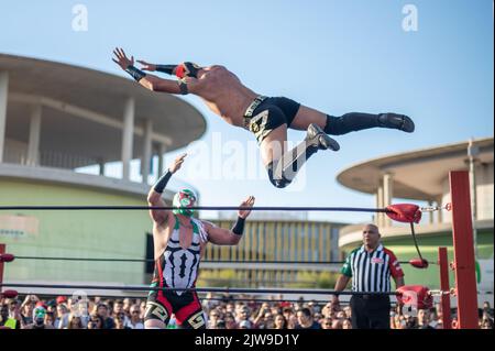 Mostra messicana di Wrestling durante il Festival di Musica vive Latino 2022 a Saragozza, Spagna Foto Stock