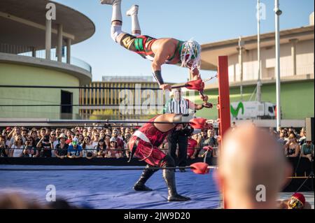 Mostra messicana di Wrestling durante il Festival di Musica vive Latino 2022 a Saragozza, Spagna Foto Stock