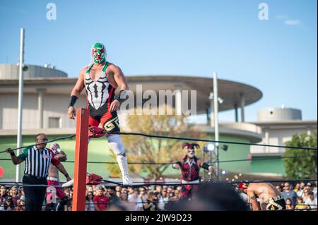 Mostra messicana di Wrestling durante il Festival di Musica vive Latino 2022 a Saragozza, Spagna Foto Stock