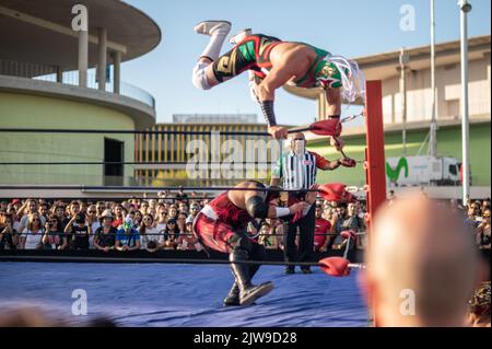 Mostra messicana di Wrestling durante il Festival di Musica vive Latino 2022 a Saragozza, Spagna Foto Stock