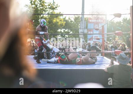 Mostra messicana di Wrestling durante il Festival di Musica vive Latino 2022 a Saragozza, Spagna Foto Stock