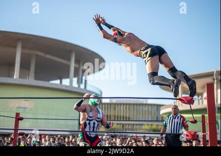 Mostra messicana di Wrestling durante il Festival di Musica vive Latino 2022 a Saragozza, Spagna Foto Stock