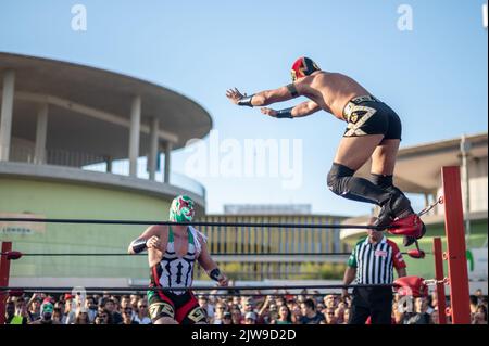 Mostra messicana di Wrestling durante il Festival di Musica vive Latino 2022 a Saragozza, Spagna Foto Stock