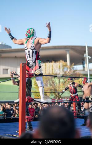 Mostra messicana di Wrestling durante il Festival di Musica vive Latino 2022 a Saragozza, Spagna Foto Stock