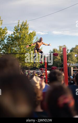 Mostra messicana di Wrestling durante il Festival di Musica vive Latino 2022 a Saragozza, Spagna Foto Stock