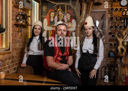 ALBANESI Olti Bokciu, il proprietario della Illyrian Grill House, un ristorante albanese, Bounds Green, North London, UK Foto Stock