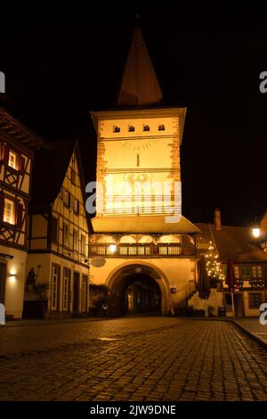 Gengenbach, Germania - 13 dicembre 2020: Torre dell'orologio ai margini della città vecchia di Gengenbach, Germania in una notte di caduta. Foto Stock