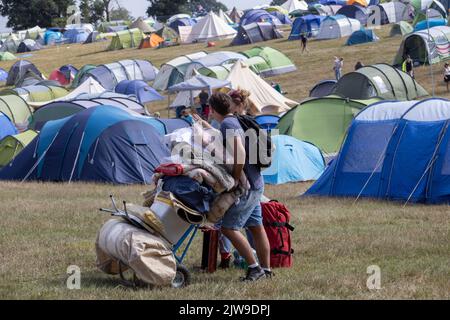 FINE DEL festival DI MUSICA SU STRADA, tenuto presso i Larmer Tree Gardens, Wiltshire, Inghilterra, Regno Unito Foto Stock