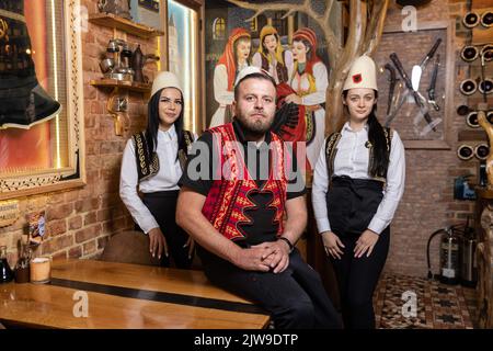 ALBANESI Olti Bokciu, il proprietario della Illyrian Grill House, un ristorante albanese, Bounds Green, North London, UK Foto Stock