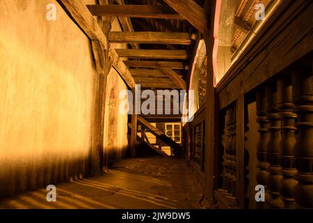 Gengenbach, Germania - 13 dicembre 2020: Passerella sulla torre dell'orologio nella parte della città vecchia di Gengenbach, Germania. Foto Stock