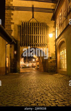 Gengenbach, Germania - 13 dicembre 2020: Torre che conduce fuori dalla parte della città vecchia di Gengenbach, Germania in una notte di caduta. Foto Stock