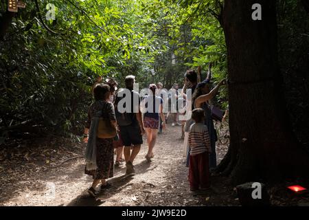 FINE DEL festival DI MUSICA SU STRADA, tenuto presso i Larmer Tree Gardens, Wiltshire, Inghilterra, Regno Unito Foto Stock