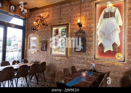 ALBANESI Olti Bokciu, il proprietario della Illyrian Grill House, un ristorante albanese, Bounds Green, North London, UK Foto Stock