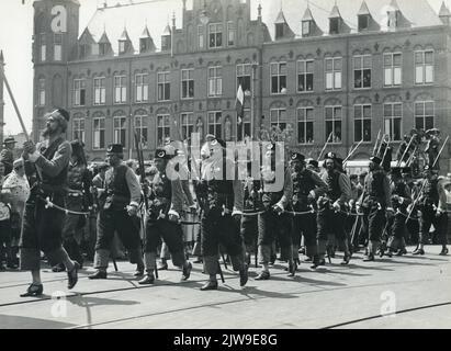 Immagine della sfilata di masquerade durante la celebrazione del 60th ° anniversario (300 anni di esistenza) dell'università, sulle Mariaplaats a Utrecht; sullo sfondo l'ospedale St.-Joannes de Deo (Mariaplaats 28). Foto Stock