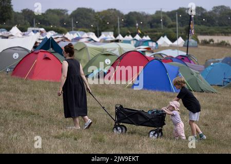 FINE DEL festival DI MUSICA SU STRADA, tenuto presso i Larmer Tree Gardens, Wiltshire, Inghilterra, Regno Unito Foto Stock