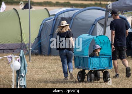 FINE DEL festival DI MUSICA SU STRADA, tenuto presso i Larmer Tree Gardens, Wiltshire, Inghilterra, Regno Unito Foto Stock