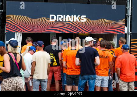 Tifosi olandesi in coda per un drink durante la Formula 1 Heineken Gran Premio d'Olanda 2022, 15th° round del Campionato del mondo FIA di Formula uno 2022 dal 2 al 4 settembre 2022 sul circuito di Zandvoort, in Olanda, Belgio - Foto Florent Gooden / DPPI Foto Stock