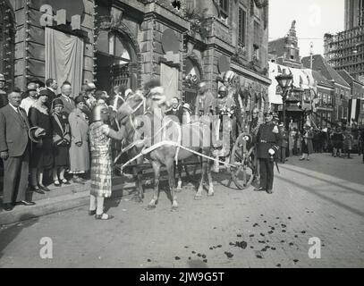 Immagine della sfilata di masquerade con il tema Ichnaton, in occasione del 58th° anniversario (290th° anniversario) dell'Università di Utrecht, sul Ponte del Municipio. Foto Stock