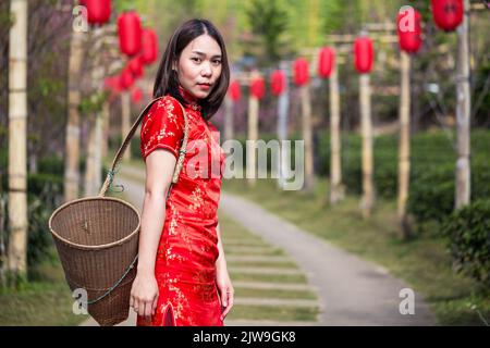 asian lady ritratto rilassarsi in stile cinese a lungo vestito o vietnam accessori contemporanei felice sul luogo mattina Foto Stock