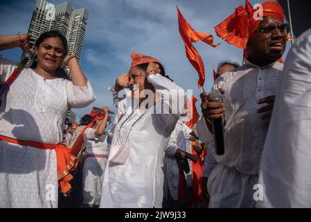 Bangkok, Thailandia. 04th Set, 2022. I devoti indù sono visti ballare durante una cerimonia per celebrare il festival di Ganesh Chaturthi a Bangkok. I devoti indù si sono riuniti al Ponte di Bhumibol per celebrare il festival di Ganesh Chaturthi a Bangkok, Thailandia. Il Ganesh Chaturthi è un festival indù per commemorare la nascita del dio indù Lord Ganesha. Credit: SOPA Images Limited/Alamy Live News Foto Stock