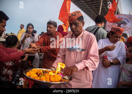 Bangkok, Thailandia. 04th Set, 2022. I devoti indù hanno un merito durante una cerimonia per celebrare il festival di Ganesh Chaturthi a Bangkok. I devoti indù si sono riuniti al Ponte di Bhumibol per celebrare il festival di Ganesh Chaturthi a Bangkok, Thailandia. Il Ganesh Chaturthi è un festival indù per commemorare la nascita del dio indù Lord Ganesha. Credit: SOPA Images Limited/Alamy Live News Foto Stock