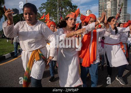 Bangkok, Thailandia. 04th Set, 2022. I devoti indù sono visti ballare durante una cerimonia per celebrare il festival di Ganesh Chaturthi a Bangkok. I devoti indù si sono riuniti al Ponte di Bhumibol per celebrare il festival di Ganesh Chaturthi a Bangkok, Thailandia. Il Ganesh Chaturthi è un festival indù per commemorare la nascita del dio indù Lord Ganesha. Credit: SOPA Images Limited/Alamy Live News Foto Stock