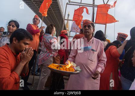 Bangkok, Thailandia. 04th Set, 2022. I devoti indù hanno un merito durante una cerimonia per celebrare il festival di Ganesh Chaturthi a Bangkok. I devoti indù si sono riuniti al Ponte di Bhumibol per celebrare il festival di Ganesh Chaturthi a Bangkok, Thailandia. Il Ganesh Chaturthi è un festival indù per commemorare la nascita del dio indù Lord Ganesha. Credit: SOPA Images Limited/Alamy Live News Foto Stock