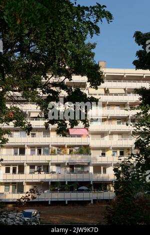 Alloggio, architettura in città: Facciata casa con balconi Foto Stock