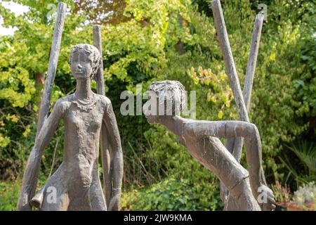 Aquisgrana 2022 agosto: Scultura 'Stelzenkinder' di Krista Löneke-Kemmerling dal 1983. La scultura in bronzo è alta circa due metri e mostra un ragazzo e. Foto Stock