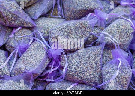 Alcune bustine con fiori di lavanda essiccati come profumo di camera in un stand di vendita Foto Stock