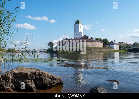 Vyborg, regione di Leningrado, Russia. 27 agosto 2022. Vista sul castello medievale del cavaliere dall'argine della città. Messa a fuoco selettiva. Foto Stock