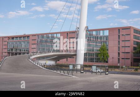 Aquisgrana marzo 2021: PONTE CHIO sul Krefelder Straße (B57) tra Tivoli e l'ufficio delle imposte del parco sportivo Soers di Aquisgrana Foto Stock