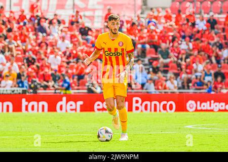 MALLORCA, SPAGNA - 3 SETTEMBRE: Santiago Bueno di Girona CF durante la partita tra RCD Mallorca e Girona CF di la Liga Santander il 3 settembre 2022 presso lo Stadio Visit Mallorca Son Moix di Maiorca, Spagna. (Foto di Samuel Carreño/ PX Images) Foto Stock