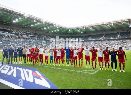 04 settembre 2022, Renania settentrionale-Vestfalia, Mönchengladbach: Calcio: Bundesliga, Bor. Mönchengladbach - FSV Mainz 05, giorno di incontro 5, Stadion im Borussia-Park: I giocatori di Mainz festeggiano dopo la partita. Foto: Bernd Thissen/dpa - NOTA IMPORTANTE: Conformemente ai requisiti della DFL Deutsche Fußball Liga e della DFB Deutscher Fußball-Bund, è vietato utilizzare o utilizzare fotografie scattate nello stadio e/o della partita sotto forma di sequenze di immagini e/o serie di foto simili a un video. Foto Stock