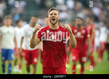 04 settembre 2022, Renania settentrionale-Vestfalia, Mönchengladbach: Calcio: Bundesliga, Bor. Mönchengladbach - FSV Mainz 05, Giornata 5, Stadio al Borussia-Park: Silvan Widmer di Mainz fa il tifo per i tifosi dopo la partita. Foto: Bernd Thissen/dpa - NOTA IMPORTANTE: Conformemente ai requisiti della DFL Deutsche Fußball Liga e della DFB Deutscher Fußball-Bund, è vietato utilizzare o utilizzare fotografie scattate nello stadio e/o della partita sotto forma di sequenze di immagini e/o serie di foto simili a un video. Foto Stock