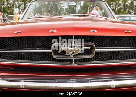 Badge American Ford Mustang galopping Horse sulla griglia frontale dell'auto White Horse Classic & Vintage Vehicle Show, Westbury, Wiltshire, Inghilterra, Regno Unito Foto Stock