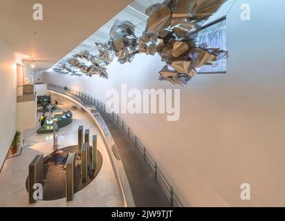 nagasaki, kyushu - 11 2021 dicembre: Corridoio d'ingresso che conduce al Museo della Bomba atomica di Nagasaki o al Nagasaki Genbaku Shiryokan, il cui soffitto è ador Foto Stock