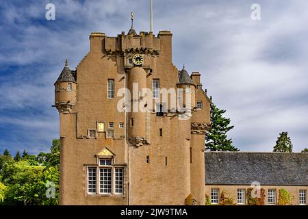 CRATHES CASTELLO BANCHORY SCOZIA ASPETTO ANTERIORE DEL HARLED 16C CASTELLO IN TARDA ESTATE Foto Stock