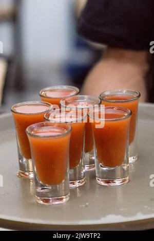 Barista che mostra al cliente la bevanda che ha appena preparato. Atmosfera da night club o da festa. Bevande di classe. Vita notturna Foto Stock