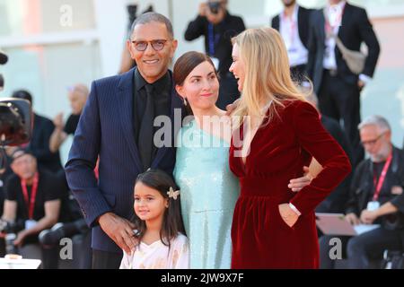 Italia, Lido di Venezia, 04 settembre 2022 :(L) Roschdy Zem, regista Rebecca Zlotowski, Virginie Efira e una giovane ragazza Callie Ferreira-Goncalves partecipano al tappeto rosso Les Enfants Des Autres al 79th° Festival Internazionale del Cinema di Venezia il 04 settembre 2022 a Venezia. Foto © Ottavia da Re/Sintesi/Alamy Live News Foto Stock