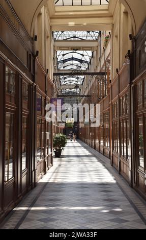 Il Passage du Grand Cerf, una galleria di negozi, costruito 1825-45, il più alto e meglio illuminato dei portici di Parigi, è stato restaurato negli anni '80. Foto Stock
