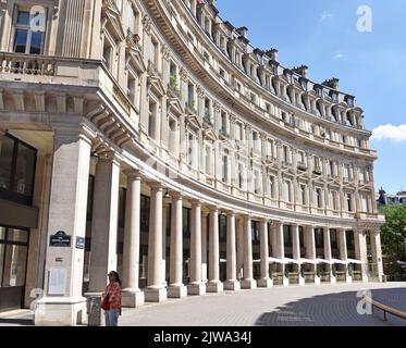 Due crescents colonnati sul lato W della Bourse de Commerce, Parigi, costruito nel 1762, decadono, e sono stati sostituiti nel 1887-89 dall'attuale edificio Foto Stock