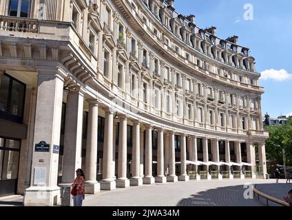 Due crescents colonnati sul lato W della Bourse de Commerce, Parigi, costruito nel 1762, decadono, e sono stati sostituiti nel 1887-89 dall'attuale edificio Foto Stock